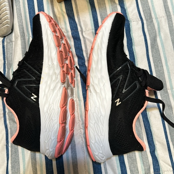 New balance tennis shoes - Picture 4 of 6